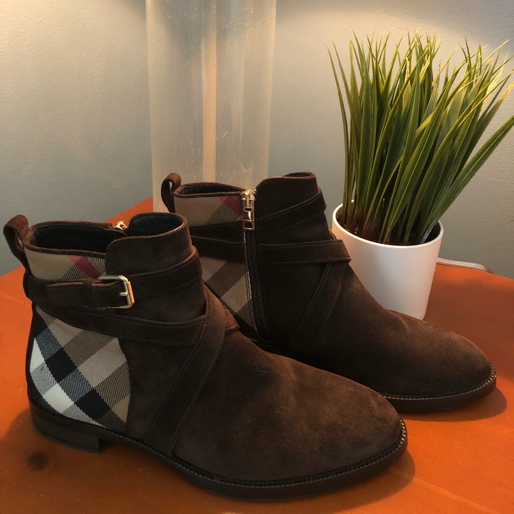 Burberry boots with dust bag